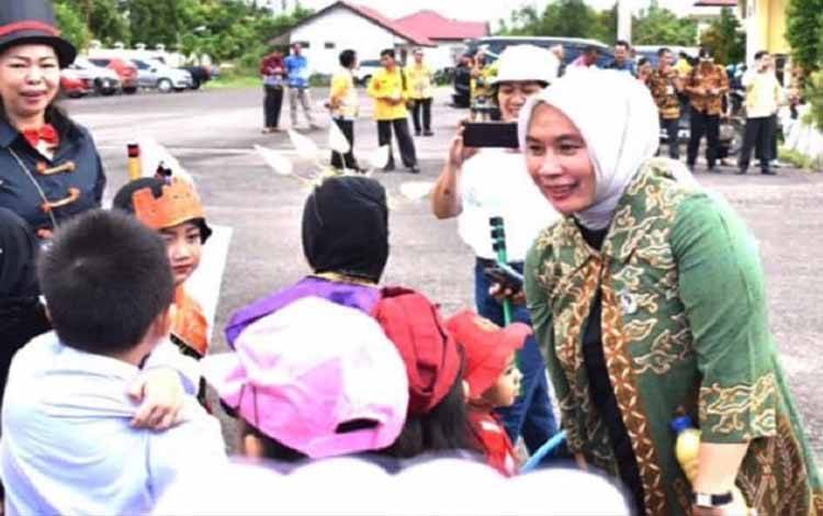 Bunda PAUD Kabupaten Lamandau Rusdianti Hendra Lesmana saat menghadiri lomba kreativitas PAUD dan MoU sektor pendidikan. (FOTO : HENDI NURFALAH)