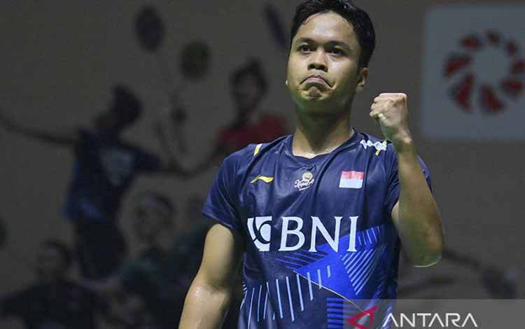 Ekspresi pebulu tangkis tunggal putra Indonesia Anthony Sinisuka Ginting usai menghadapi kompatriotnya Jonatan Christie pada perempat final Indonesia Open 2023 di Istora Senayan, Jakarta, Jumat (16/6/2023). Ginting melaju ke semifinal usai mengalahkan Jojo 21-19, 21-16. ANTARA FOTO/M Risyal Hidayat/rwa.