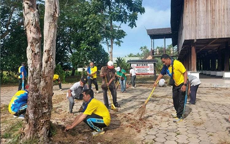 Polres Kapuas Baksos Rumah Betang Manggatang Utus Sambut HUT Bhayangkara