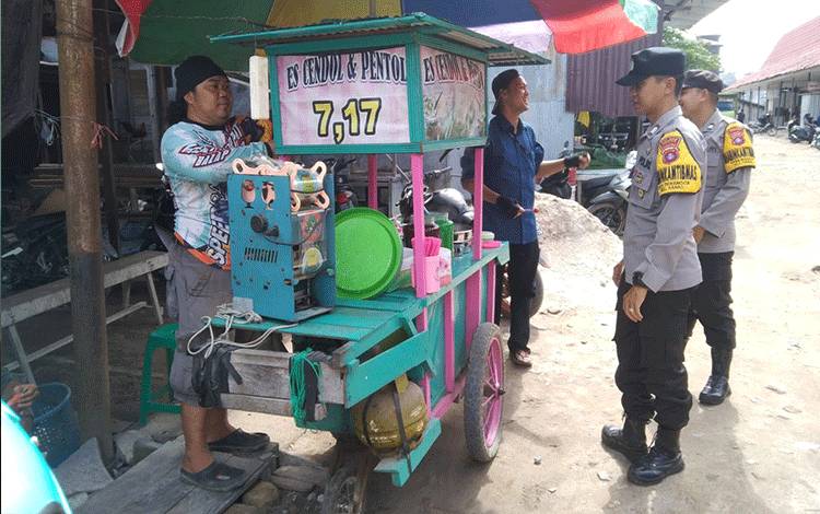 Personel Bhabinkamtibmas Desa Pembuang Hulu Polsek Hanau, saat menyambangi warga dan memberikan imbauan kamtibmas (Foto : Polres Seruyan)
