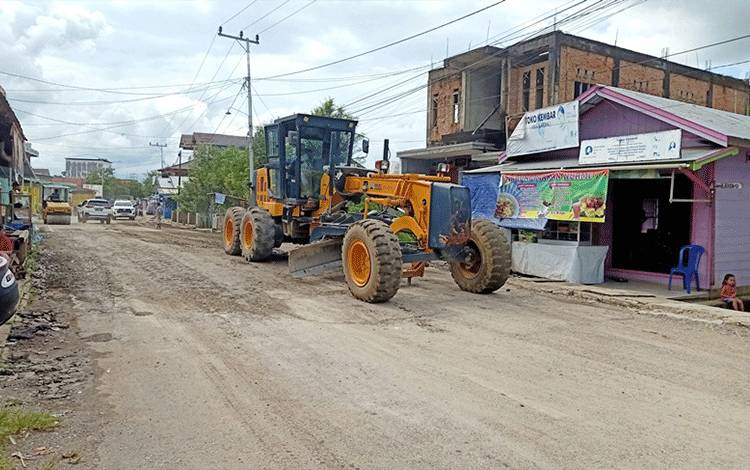 Anggota DPRD Barito Utara Apresiasi Perbaikan Jalan Meranti Ujung Dermaga