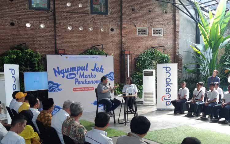 Menko Airlangga bersama dengan Direktur Eksekutif Manajemen Pelaksana Prakerja Denni Puspa Purbasari berinteraksi dengan para alumni Prakerja di Cirebon, Jumat (17/6/2023) (ANTARA/Bayu Saputra)