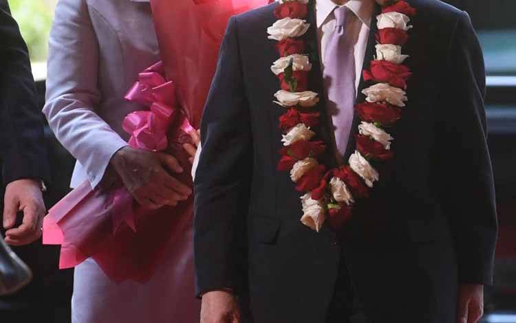 Kaisar Jepang Naruhito (kanan) didampingi Permaisuri Masako (kiri) tiba di Hotel Indonesia Kempinski, Jakarta, pada Sabtu (17/6/2023). (ANTARA FOTO/Akbar Nugroho Gumay/nz)