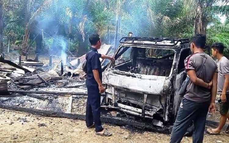 Mobil Pikap dan Pondok Tiba-Tiba Terbakar di Lamandau