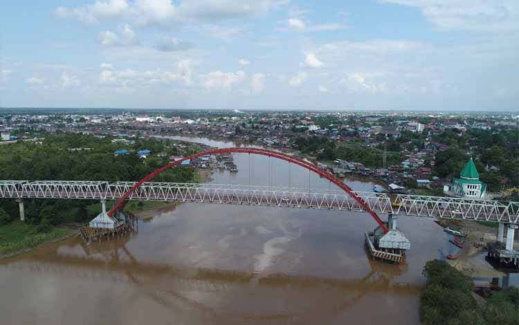 Jembatan Kahayan salah satu ikon Kota Palangka Raya yang akan ikut masuk dalam program water front city. (FOTO: IST)