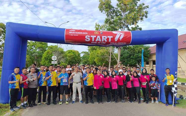 Kapolres Seruyan Lepas Ratusan Peserta Ikuti Run 10 Km HUT Bhayangkara ke 77