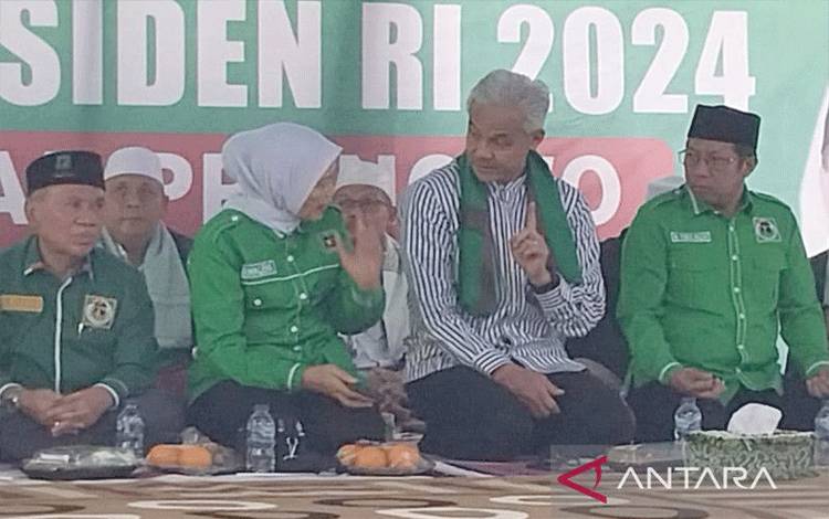 Bakal calon presiden Ganjar Pranowo (kedua kanan) berbincang dengan Wakil Ketua Umum PPP Hj Ermalena (kedua kiri) yang didampingi Ketua DPW PPP Nusa Tenggara Barat (NTB) H. Muzihir (kiri) di Kantor DPW PPP NTB di Jalan Majapahit Kota Mataram, Minggu (18/6/2023). (ANTARA/Nur Imansyah).