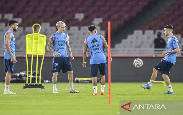 Pemain timnas Argentina Alejandro Garnacho (kedua kiri) mengikuti sesi latihan di Stadion Utama Gelora Bung Karno, Jakarta, Minggu (18/6/2023). Latihan itu digelar sebagai persiapan jelang melawan timnas Indonesia pada 19 Juni di Stadion Utama Gelora Bung Karno, Jakarta. ANTARA FOTO/Galih Pradipta/nym.