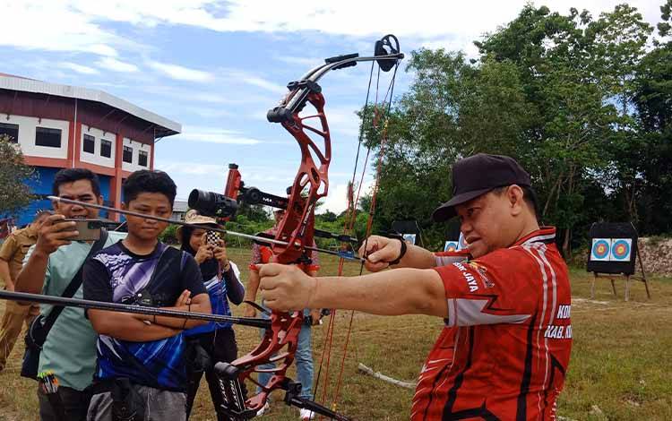 Bupati Kotawaringin Timur Halikinnor mengumumkan tanggal pembukaan Porprov saat meninjau venue cabor panahan, Senin, 19 Juni 2023. (FOTO: DEWIP)?