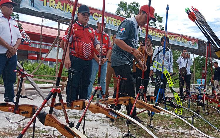 Bupati Kotawaringin Timur Halikinnor saat meninjau venue cabor panahan, Senin, 19 Juni 2023. (FOTO: DEWIP)