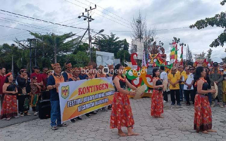 Kontingen Kecamatan Manuhing Pamerkan Pesona Manuhing di Karnaval Budaya