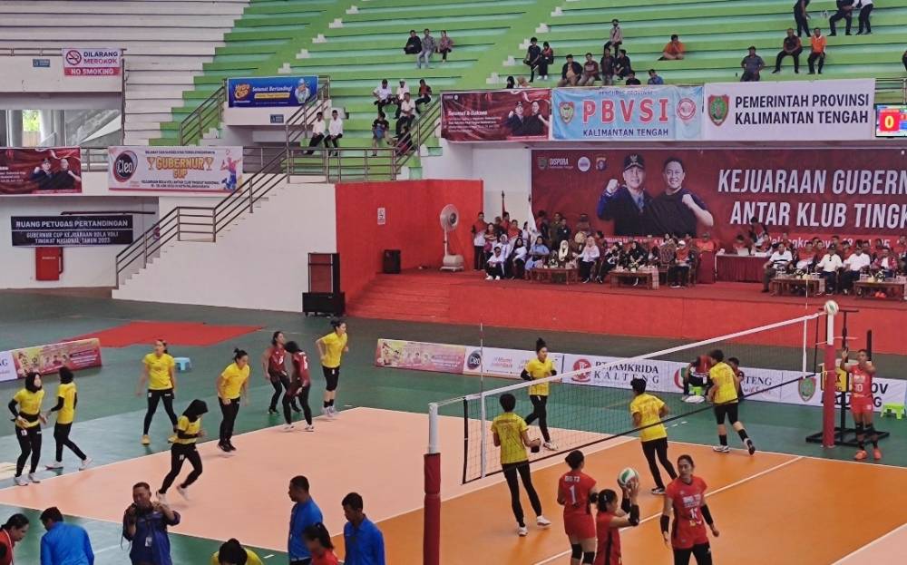 Tim sedang melakukan pemanasan dan persiapan sebelum bertanding di GOR Indoor Serbaguna Palangka Raya, Senin, 19 Juni 2023. (FOTO: HERMAWAN)