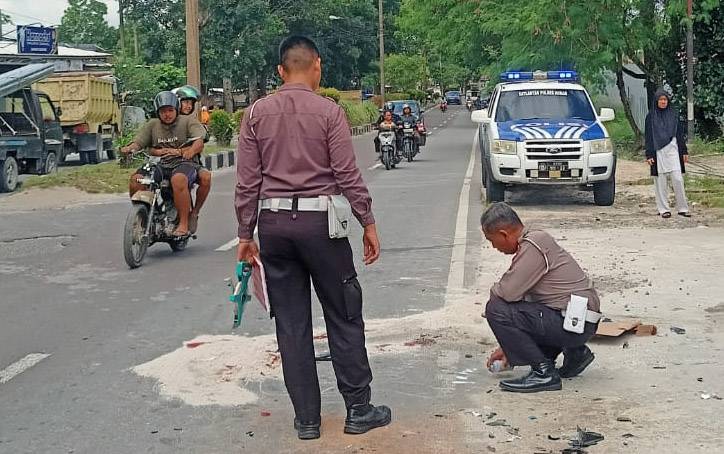 Anggota Satlantas Polres Kobar ketika melakukan olah TKP dilokasi kecelakaan yang terjadi Jalan Pasanah RT 24 Kelurahan Sidorejo, Kecamatan Arut Selatan (Arsel), Kabupaten Kotawaringin Barat, Senin 19 Juni 2023 sekitar pukul 10.00 WIB.