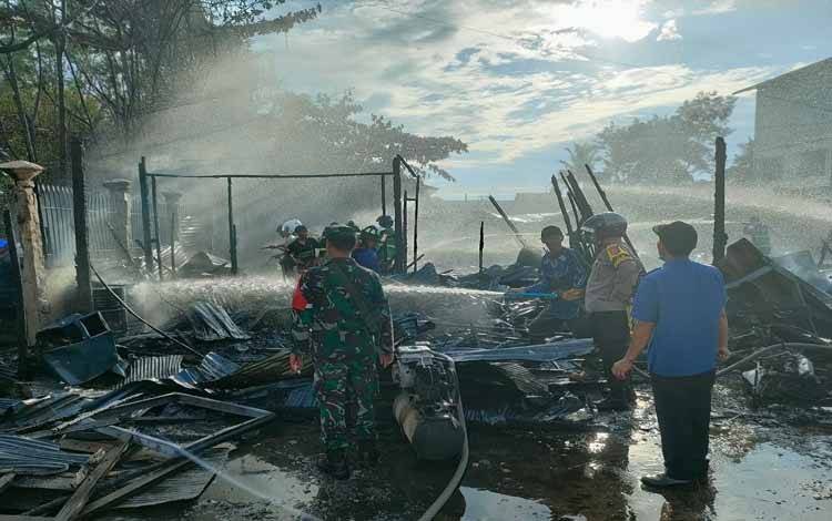Tim Gabungan saat melakukan pendinginan di lokasi kebakaran (Foto : Pathur)
