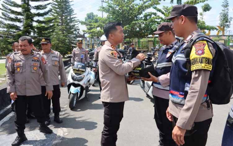 HUT ke 77 Bhayangkara, Polres Kapuas Gelar Penyaluran Bansos Serentak