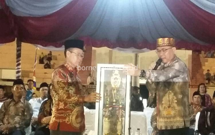 Bupati Katingan Sakariyas menyerahkan piala bergilir MTQ kepada Wakil? Bupati Sunardi Litang yang juga ketua panitia MYQ dan FSQ untuk diperebutkan kembali di Lapangan Sport Center Kereng Humbang, Senin malam, 19 Juni 2023.