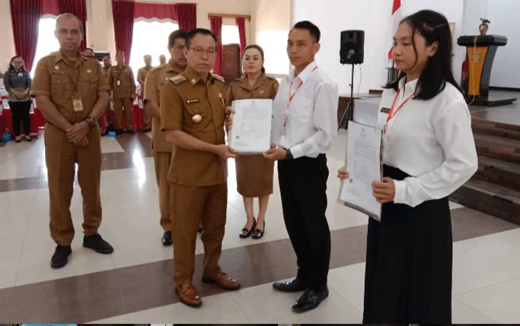 Sakariyas Serahkan SK Pengangkatan PPPK Tenaga Guru
