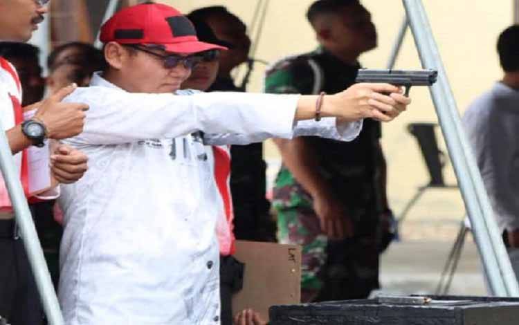 Staf Ahli Gubernur Kalteng Bidang Ekonomi, Keuangan dan Pembangunan Yuas Elko saat latihan menembak. (FOTO: IST)