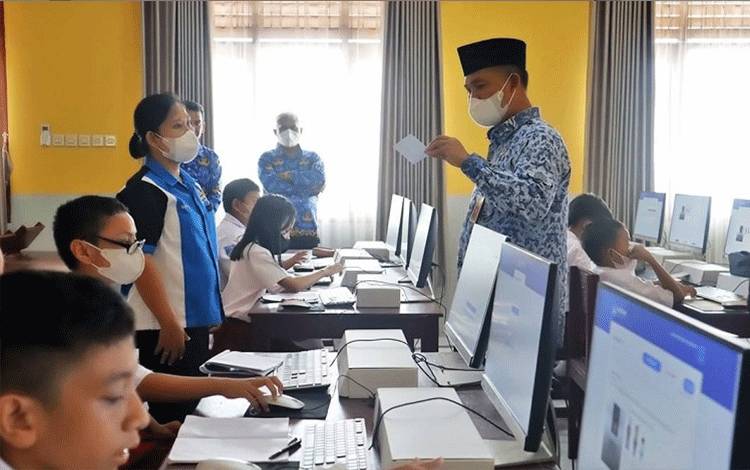 Kepala Disdikbud Kabupaten Lamandau Abdul Kohar saat melakukan monitoring Gladi ANBK tahun 2023 di SMP Negeri 4 Nanga Bulik. (FOTO : HENDI NURFALAH)