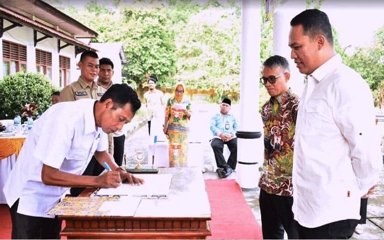 Bupati Lamandau Salurkan Bantuan Keuangan Parpol