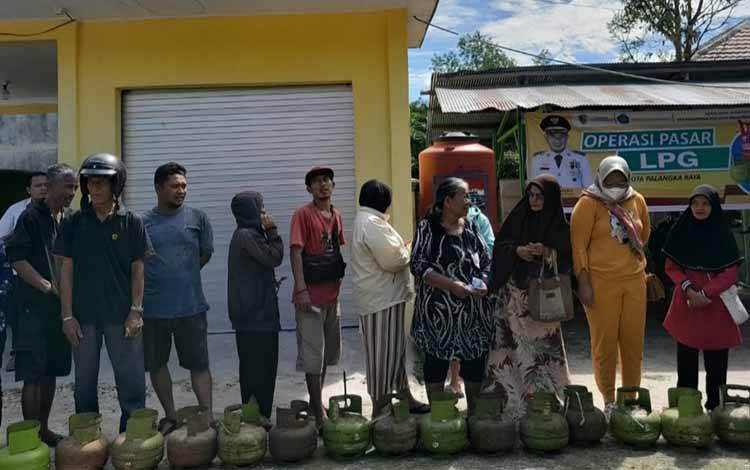 Pemko Palangka Raya Salurkan 250 Tabung Gas Elpiji Subsidi
