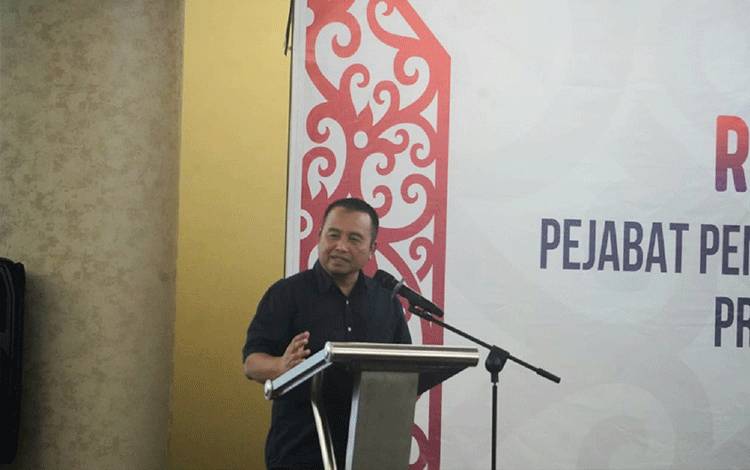 Asisten Adum Sri Suwanto saat menyampaikan arahan pada kegiatan Rapat Koordinasi PPID Provinsi Kalimantan Tengah di Trans Studio Bandung, baru baru ini. (FOTO: IST)