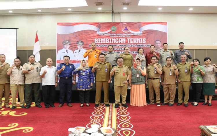 Staf Ahli Gubernur Kalteng Bidang Pemerintahan, Hukum dan Politik Herson B. Aden saat foto bersama dalam bimtek kajian kebutuhan pasca bencana di Palangka Raya. (FOTO: IST)