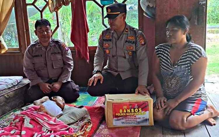 Polsek Kahayan Hilir Berikan Bansos kepada Penyandang Disabilitas