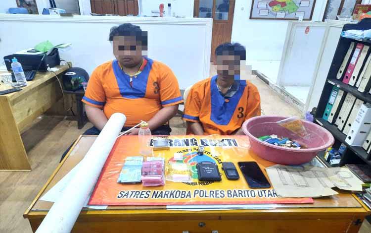 Tersangka EF alias Dodo (24) dan NS alias Indut (43) saat diamankan beserta barang bukti narkotika di Mapolres Barito Utara. (foto: Dhani)