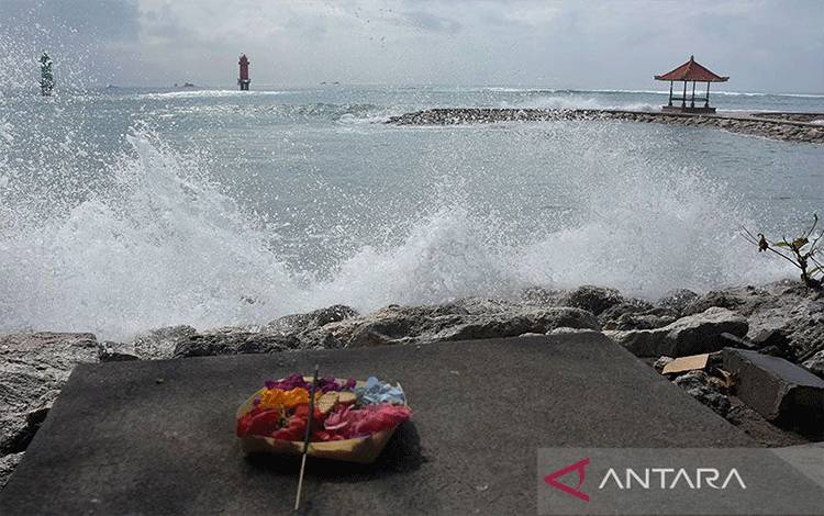 Arsip Foto - Gelombang menghempas area tepi Pantai Sanur di Denpasar, Bali. (ANTARA FOTO/Nyoman Hendra Wibowo/foc/pri)