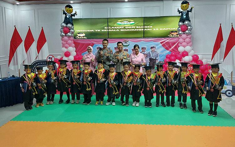 Kapolres Kapuas Hadiri Pelepasan Murid TK Kemala Bhayangkari 15
