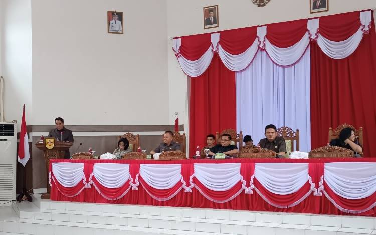 Juru Bicara DPRD Gunung Mas Untung Jaya Bangas saat menyampaikan rekomendasi DPRD dr LKPJ Bupati 2022, Selasa, 20 Juni 2023. (FOTO: RISKA YULYANA)