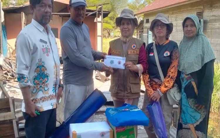 BPBD Kapuas Salurkan Bantuan ke Warga Terdampak Kebakaran Rumah di Anjir Serapat Timur