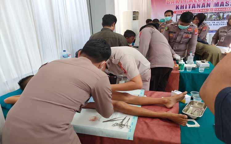 Peringati Hari Bhayangkara ke 77, Polda Kalteng Adakan Bakti Kesehatan