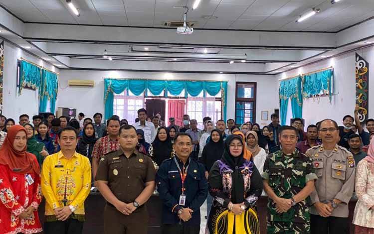 Wakil Bupati Kotawaringin Timur, Irawati menghadiri sosialisasi peningkatan peran serta generasi muda desa, Kamis, 22 Juni 2023. (FOTO: DEWIP)