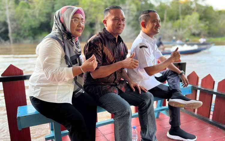 Anggota Komisi B DPRD Kota Palangka Raya, Khemal Nasery (tengah) usai melakukan resstoking bersama Wali Kota Palangka Raya, Fairid Naparin (Foto : IST)