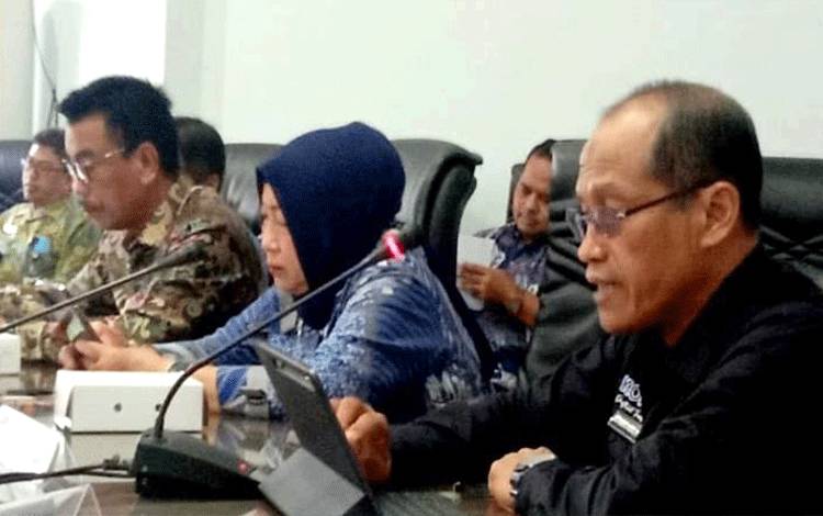 Kepala Diskominfosandi Barito Utara, HM?Ikhsan saat menyampaikan laporan mengenai TTE pada bimtek penandatanganan elektronik bagi perangkat daerah di gedung DPRD Barito Utara, Kamis 22 Juni 2023. (Foto: Dhani)