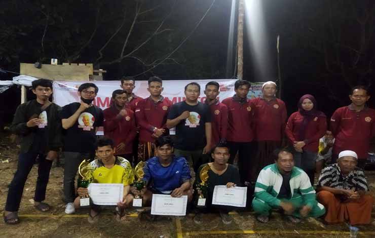 Foto bersama peserta turnamen badminton putra di Lapangan Desa Teluk Palinget, Kecamatan Pulau Petak, Kabupaten Kapuas, Jumat 23 Juni 2023