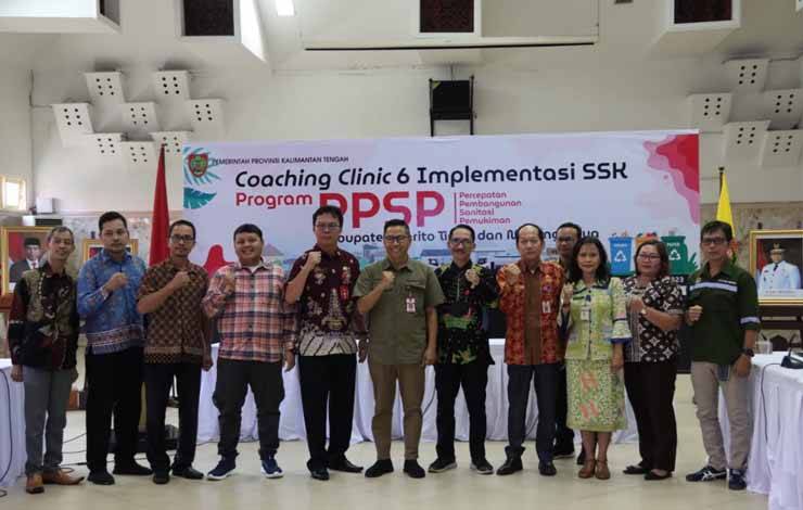 Foto bersama saat Coaching Clinic 6 Implementasi Strategi Sanitasi Kabupaten/Kota Program Percepatan Pembangunan Sanitasi Permukiman Kabupaten Barito Timur dan Murung Raya di Aula Bappedalitbang Kalteng, Jumat, 23 Juni 2023. (FOTO: IST)