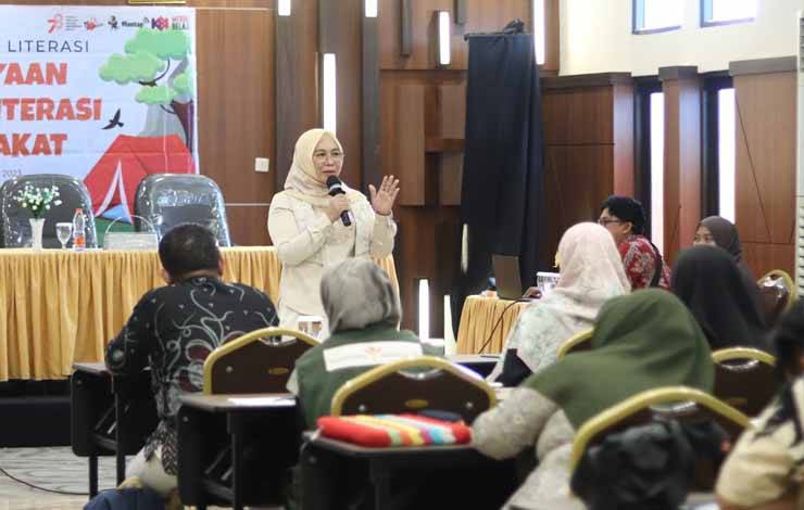 Kadispursip Kalteng, Nunu Andriani menyampaikan materi dalam Kemah Literasi 2023. (FOTO: IST)