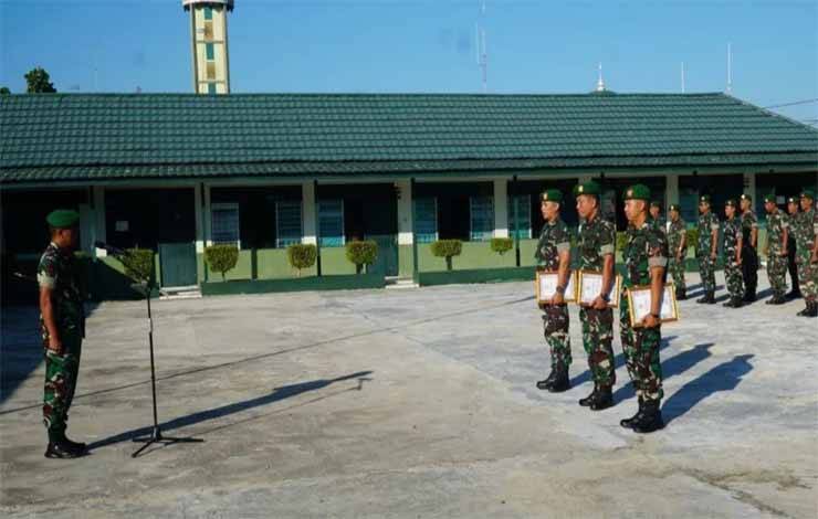 Dandim Kuala Kapuas Pimpin Upacara Korps Raport Pindah Satuan 3 Personel