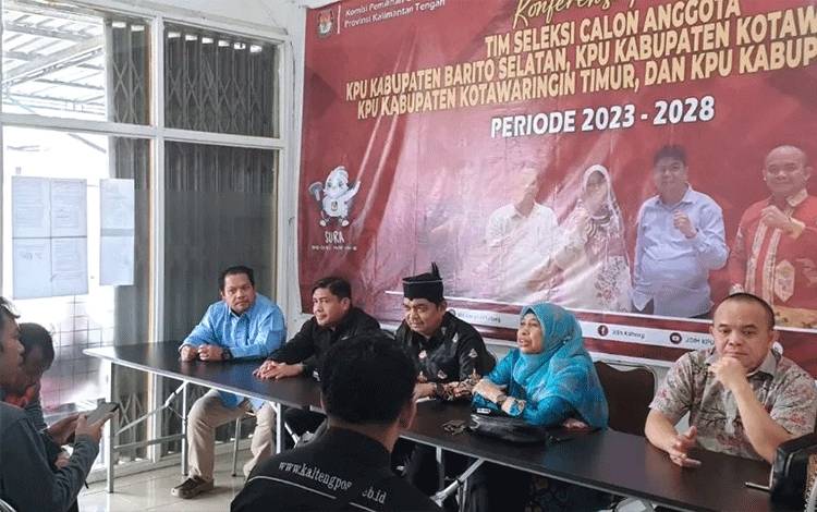 Konferensi pers Timsel Anggota KPU gelombang dua Kalteng, beberapa waktu lalu. (FOTO: KPU)