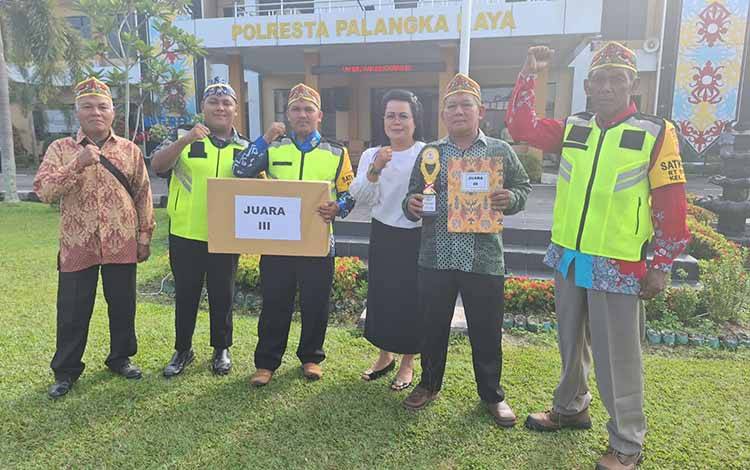 Lurah Langkai Sriwanti bersama para ketua RT saat menerima penghargaan Pos Kamling peringkat tiga terbaik se-Kota Palangka Raya. (FOTO: IST)
