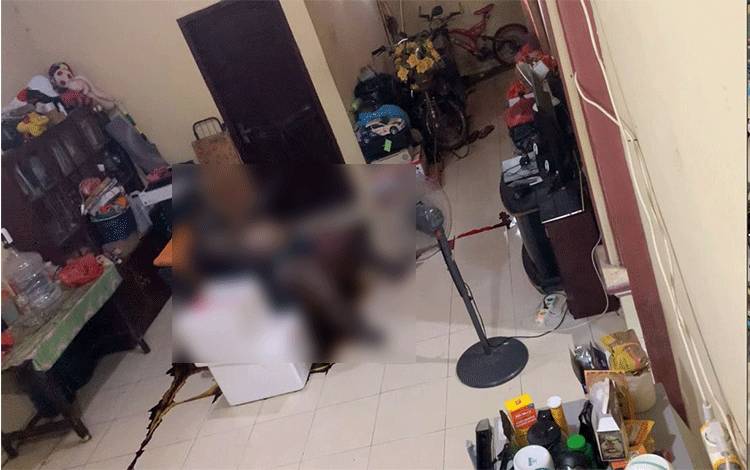 Jenazah korban saat ditemukan di sebuah rumah dalam keadaan duduk di sebuah kursi. (FOTO: IST)