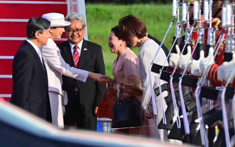 Dubes Heri bersama Kaisar Naruhito saat kunjungannya di Indonesia. (ANTARA/ Juwita Trisna Rahayu)