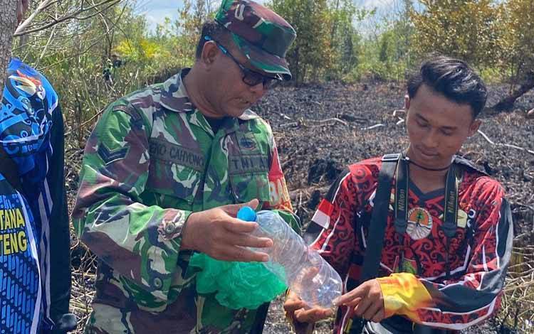Petugas Temukan Botol Berisi BBM di Lokasi Karhutla