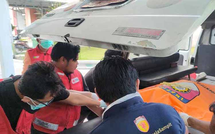 Jenazah penemuan mayat saat hendak dievakuasi ke kamar jenazah Rumah Sakit dr Murjani. (FOTO: BUDDI)