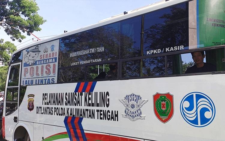 Layanan samsat keliling di CFD Palangka Raya, di jalan Yos Sudarso, Minggu, 25 Juni 2023. (FOTO: HERMAWAN)