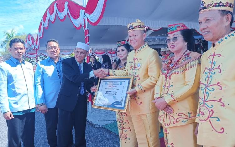 Bupati Terima Penghargaan Sebagai Tokoh Pembinaan Karakter Pemuda Masjid Gunung Mas