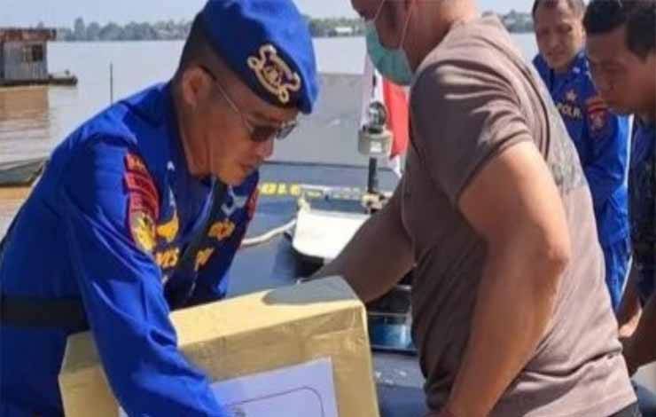 Satpolairud Polres Kapuas Berbagi Bansos Warga Kurang Mampu di Bantaran Sungai